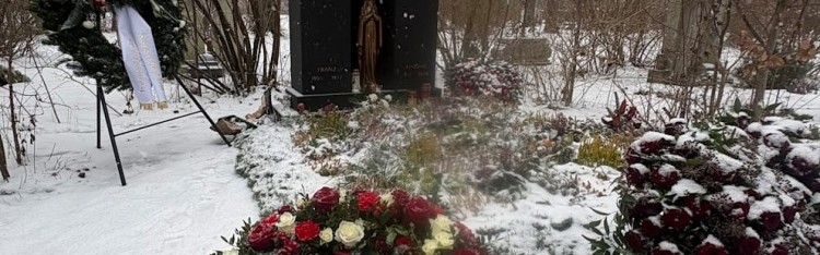 图片报：在贝肯鲍尔逝世两周年之际，拜仁为他的墓地献上新花圈