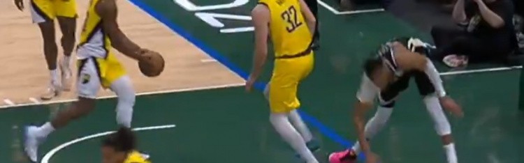 开云APP-看着挺严重啊！里弗斯：字母哥在一次扣篮后导致左膝过度伸展