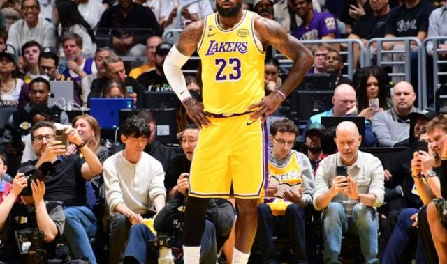 kaiyun-里夫斯绝平+东契奇加时准绝杀！41岁詹皇甘愿当绿叶 倒地飞扑令人泪目|詹姆斯|勒布朗·詹姆斯|掘金|湖人|奥斯汀·里夫斯_新浪体育_新浪新闻