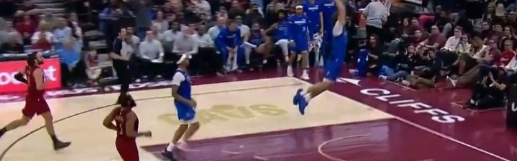 登录入口-终于秀一个！骑士失误被打反击 弗拉格快下1打0双手滑翔暴扣！